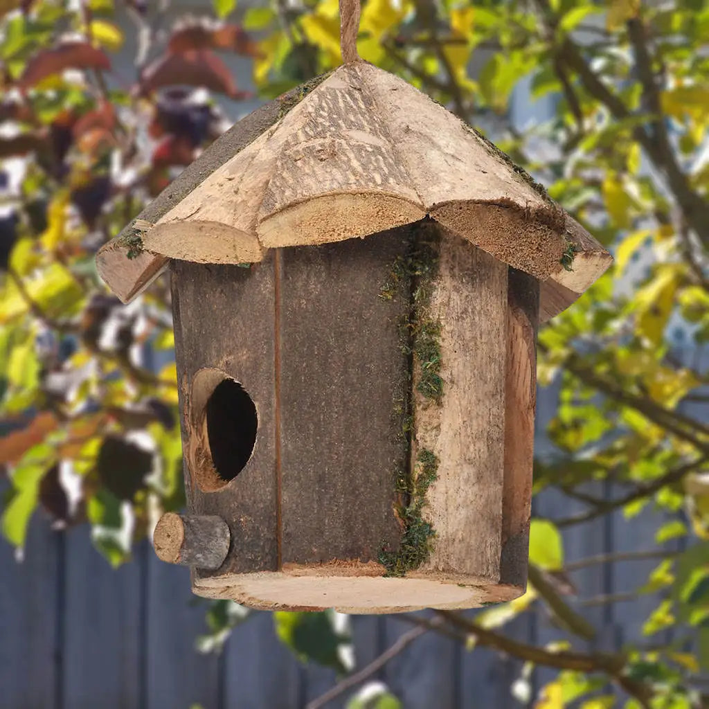 Cabane d'oiseaux en bois rustique fait à la main