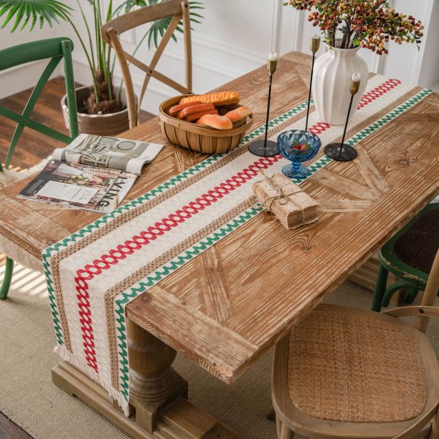 Knitted table runner