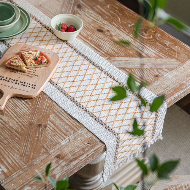 Knitted table runner